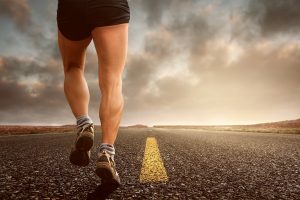 Krafttraining für Läufer wirkt sowohl präventiv gegen Verletzung als auch als Leistungsboost!