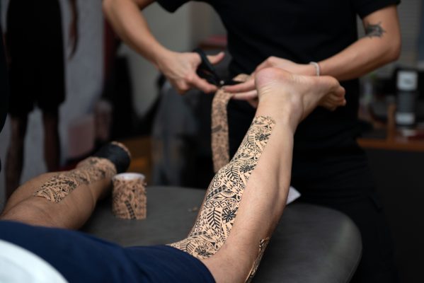 Dynamic Tape Achillessehne tapen mit Plantarflexion