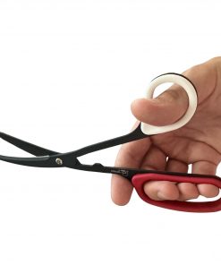 Dynamic Tape Schere in der Hand